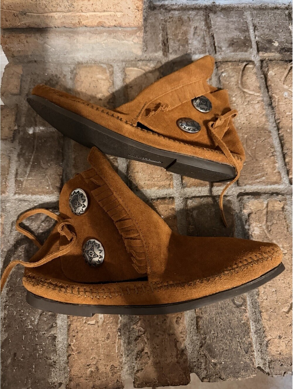 Minnetonka Moccasins 8 Suede Two Button Boot 90s BOHO Conchos Fringe Hardsole